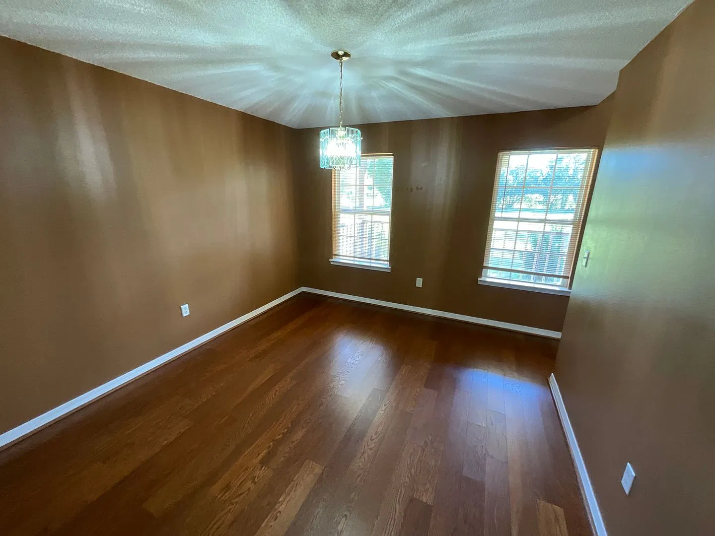 Beautiful 4/2 in Marianna with 2-Car Garage — Photo 3