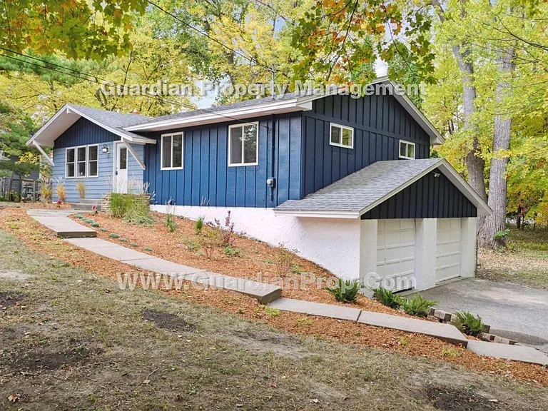 1445 Cherry Pl — Photo 2