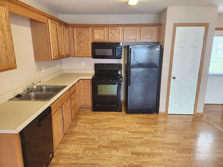 1022 10th Ave NW — Photo 3