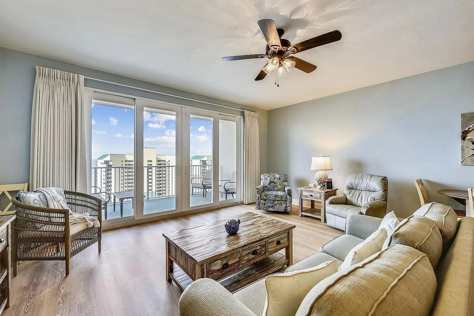 1 bed, 2.0 bath, 904 sqft, $3,210 — Photo 3