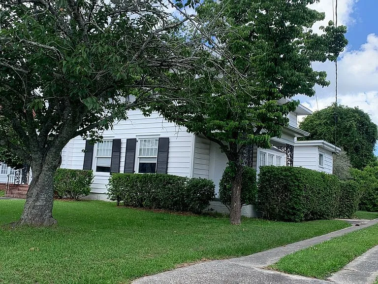 23 Colonial Dr — Photo 2