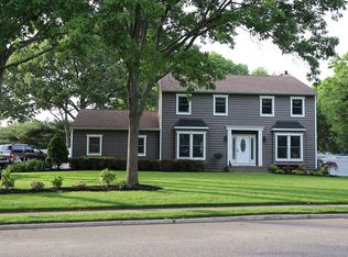 11 Bishop Ln, Holbrook, NY 11741