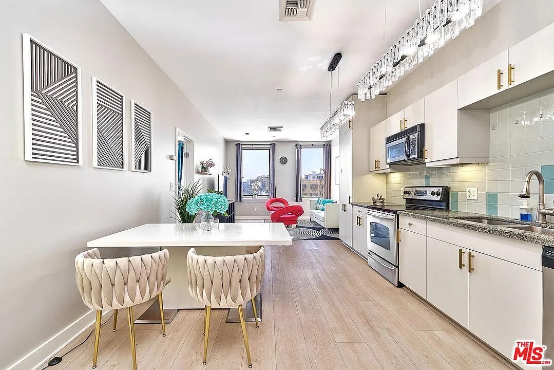 2 bed, 2.0 bath, 910 sqft, $3,000 — Photo 4