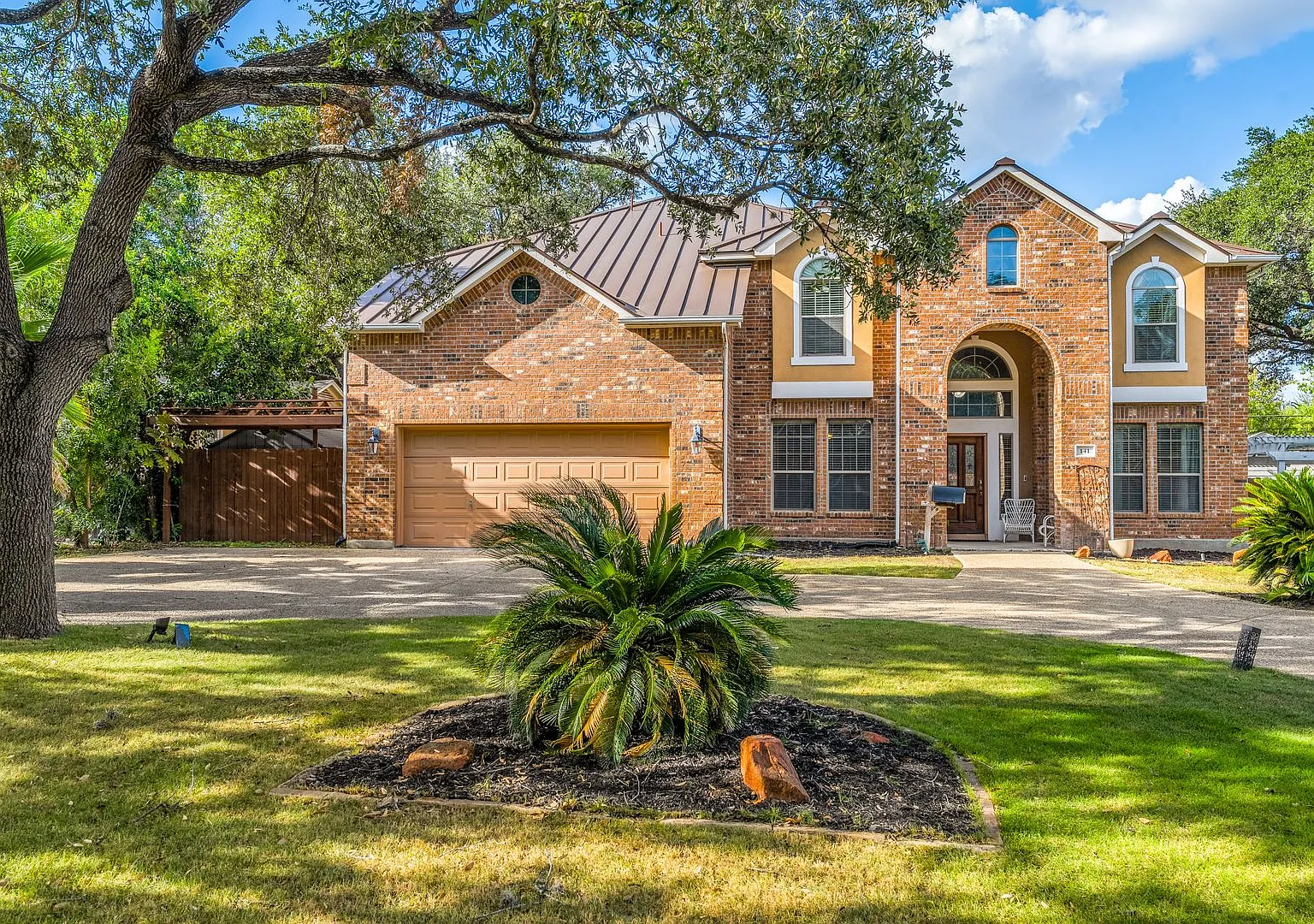 Welcome home to this 5-bedroom, 4-bathroom home in the heart of Alamo Heights — Photo 2