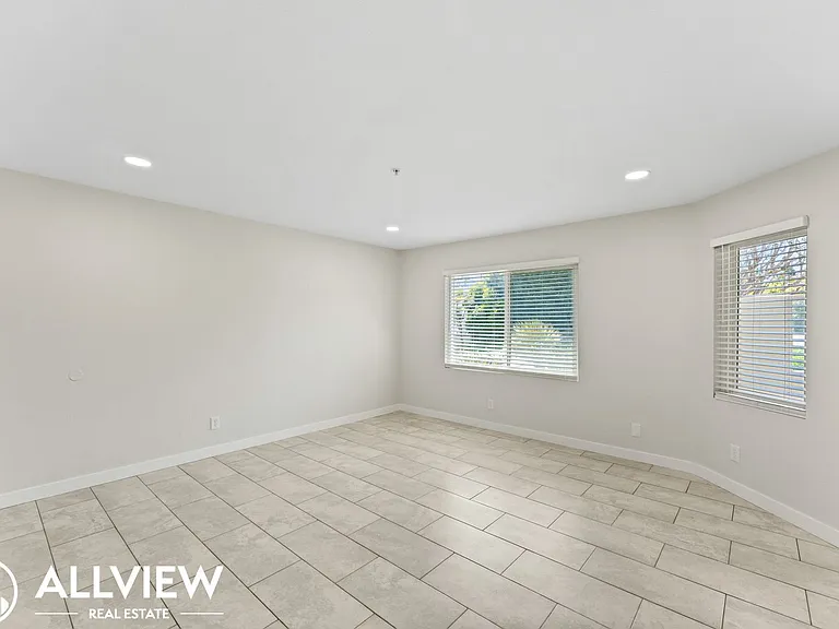 2418 Huntington Street — Photo 2