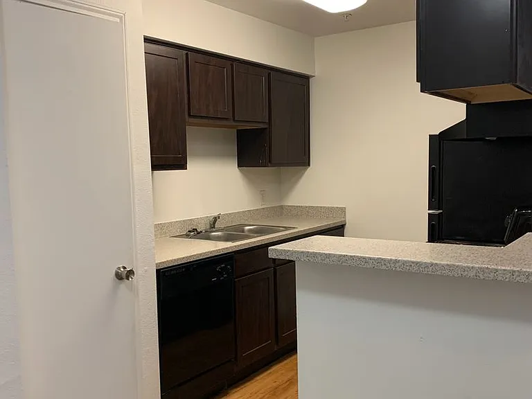 Emerald Cove Apartments — Photo 18