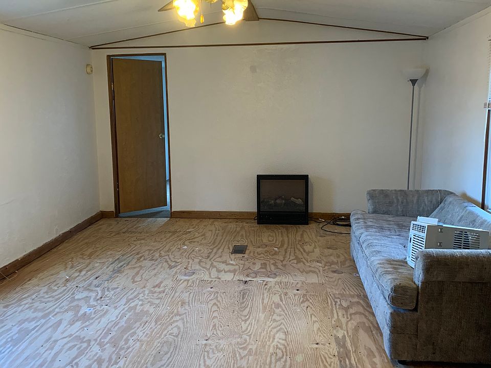 Living room needs carpeting.