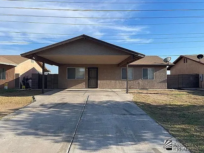 3 bed, 972 sqft, $1,300 — Photo 1
