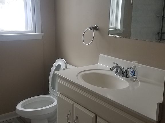 3rd image of 619 Sussex Ln #1