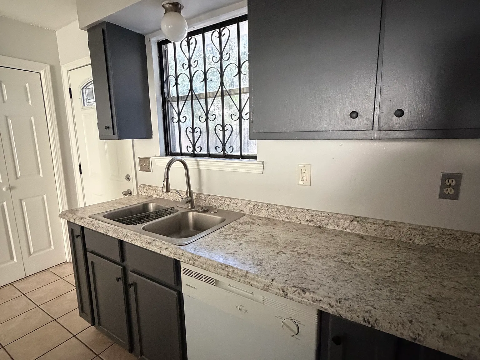 2 bed, 2.5 bath, 1160 sqft, $1,200 — Photo 4