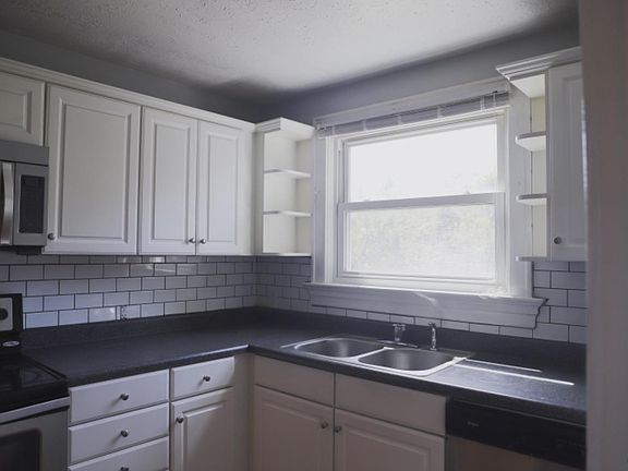 4th image of 4610 Fort Ave