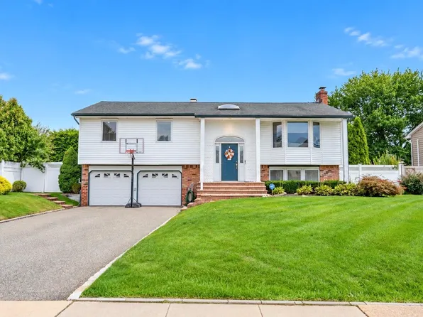 163 S Plaisted Avenue, Hauppauge, NY 11788