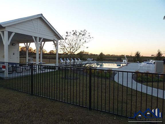 3rd image of 162 Royal Oak Blvd