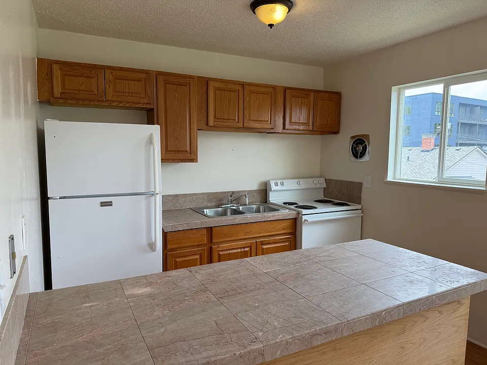 1409 SE Mall St #6