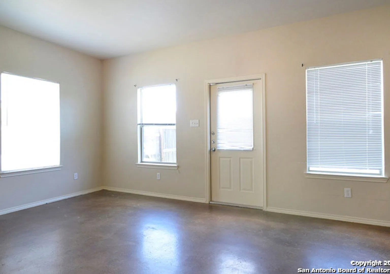 3 Bedroom/2.5 Bath Woodlake Golf Way Subdivision — Photo 4