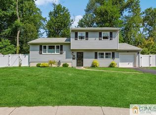 18 Bonnie Brook Ter, Middlesex, NJ 08846
