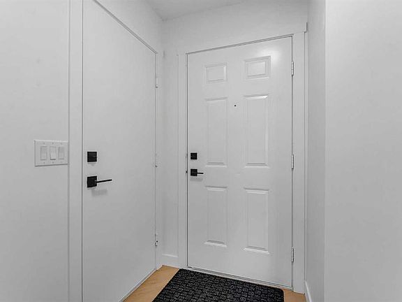 2nd image of 29 NE Douglas Glen Cres SE