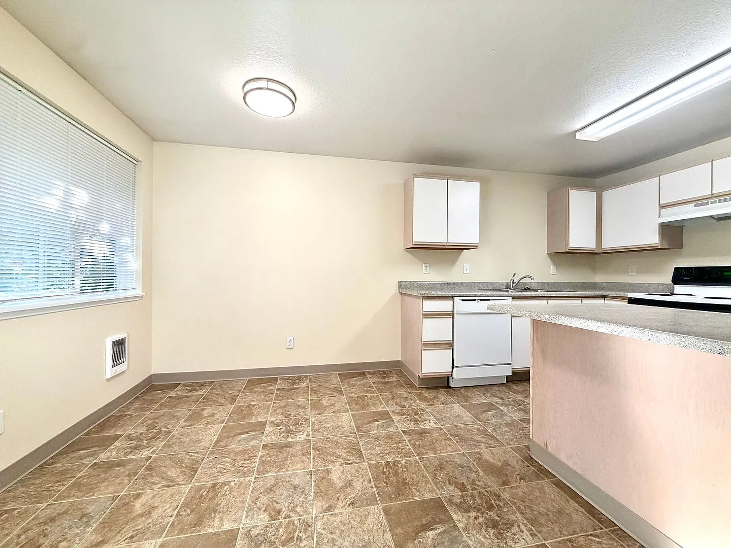 0174-06PP Lindsey Anne Apartments — Photo 4