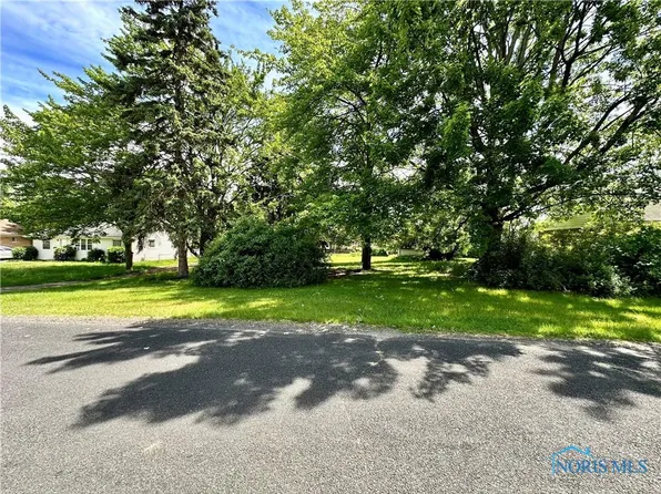 5036 & 5040 Winona Dr, Toledo, OH 43613