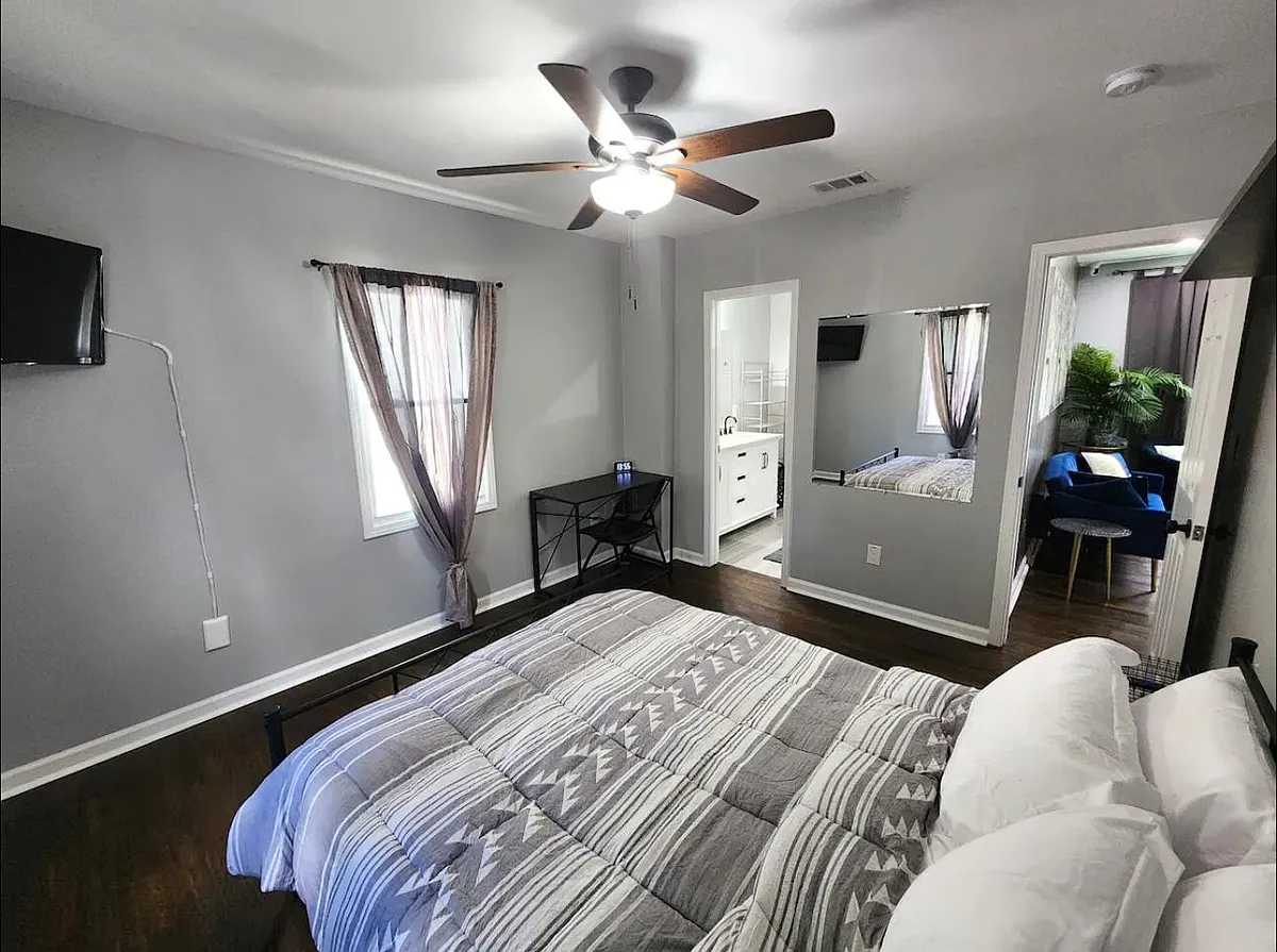 Master room with private bathroom and TV - Martin Luther King Jr Dr NW