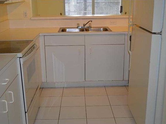 3rd image of 4033 Eastridge Dr
