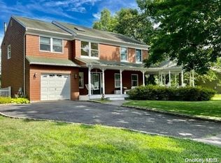 70 Marc Dr, Ridge, NY 11961