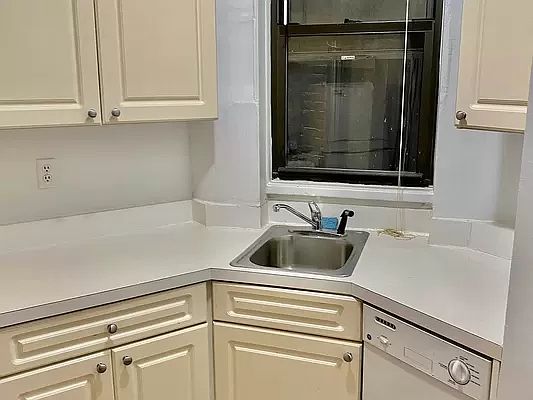 3rd image of 304 E 38th St #D