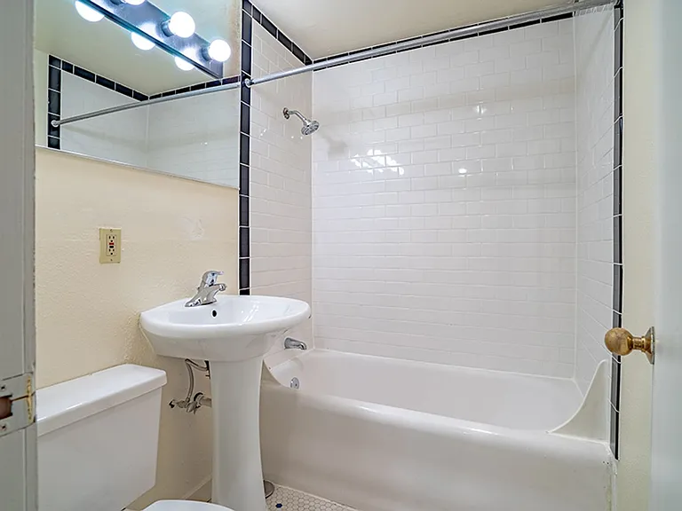Stanford Arms Apartments — Photo 18