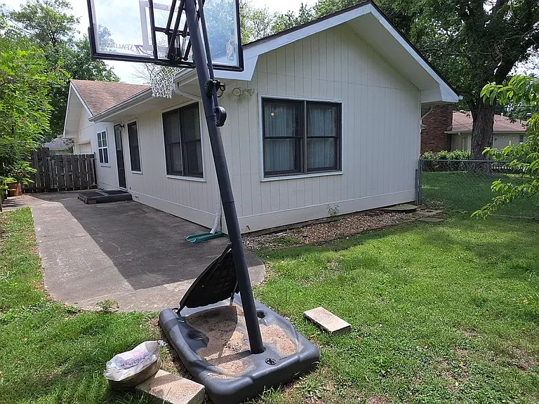 1635 E Hanover St — Photo 3