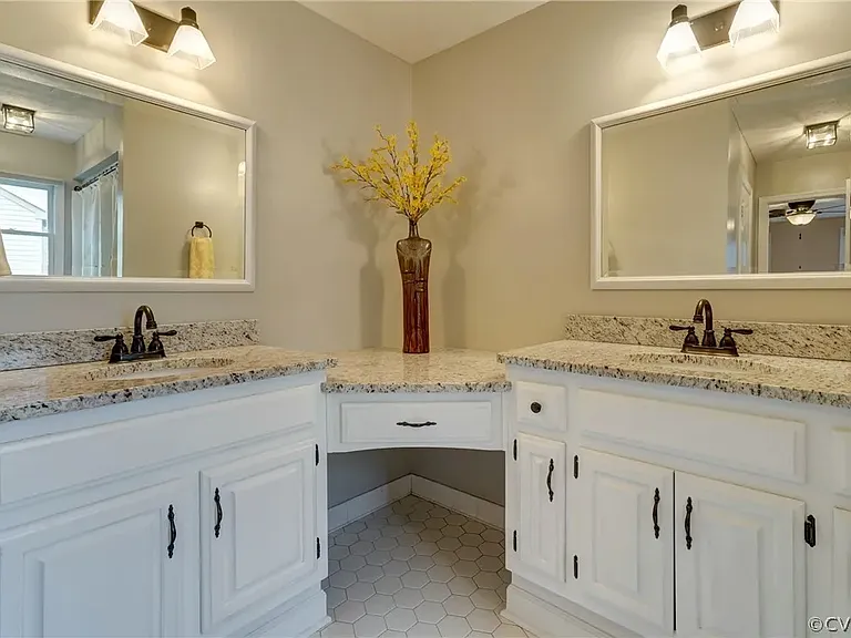 2747 Linden Ln — Photo 15