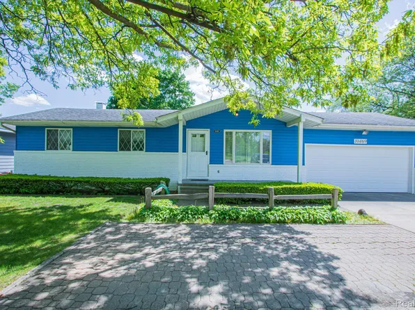 10469 Cooley Lake Rd, Commerce Township, MI 48382