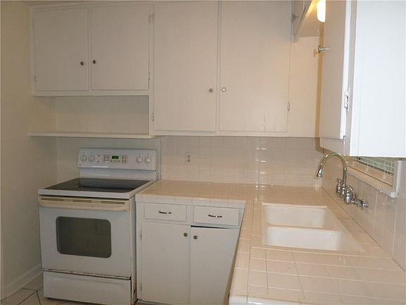3rd image of 406 Whitehall Dr