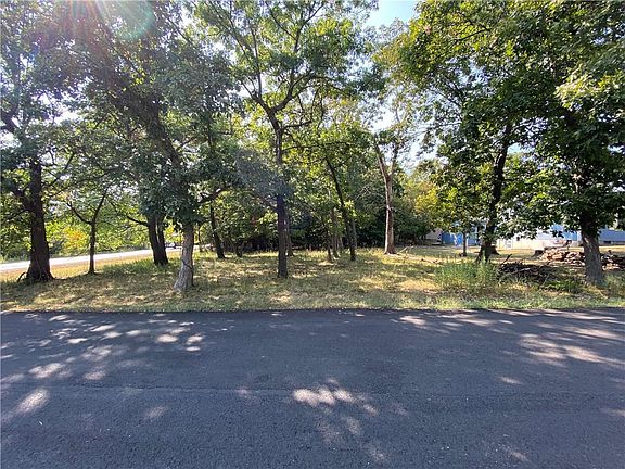 2nd image of 317 S Linn Valley Dr