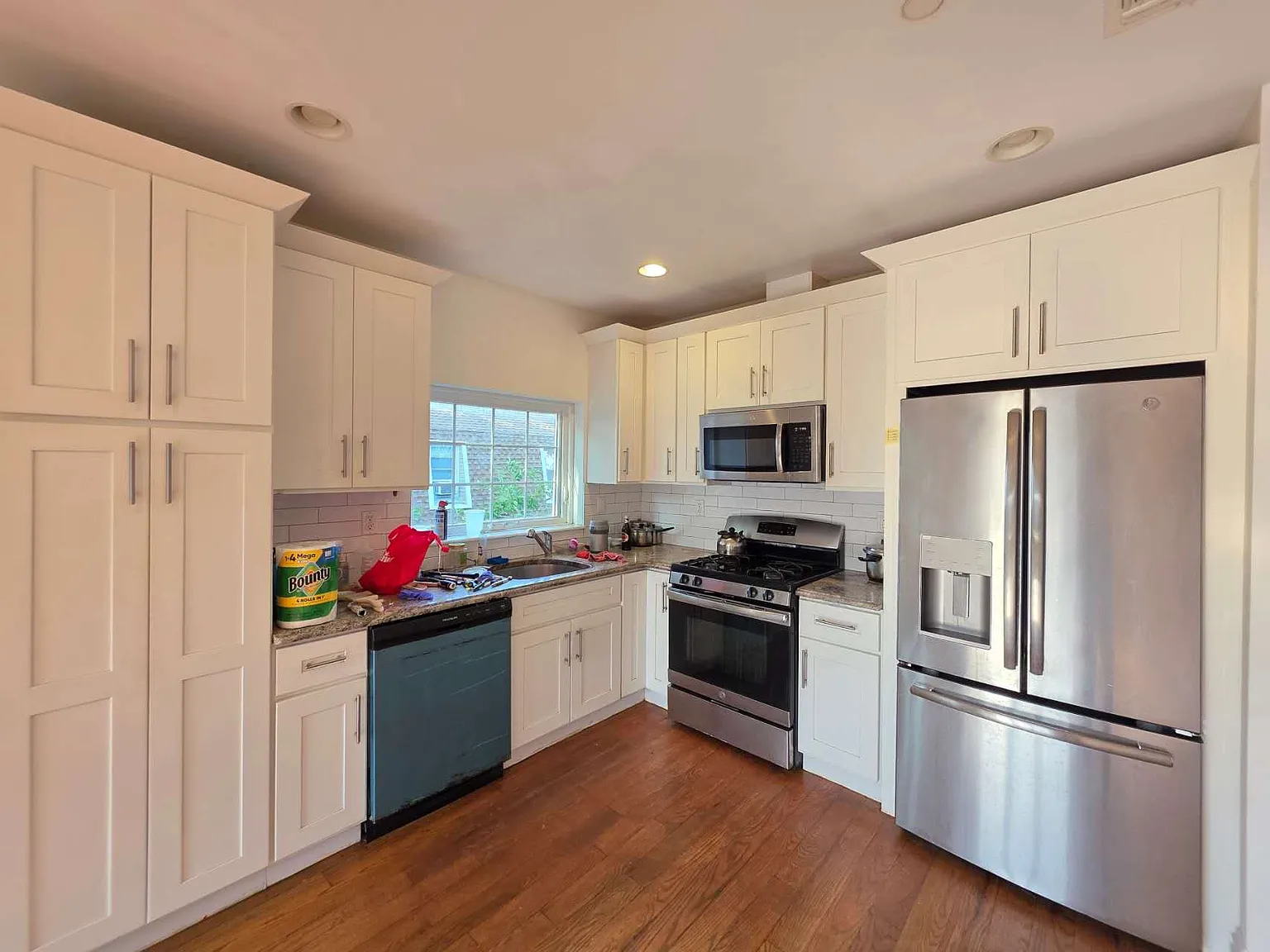 3 bed, 1000 sqft, $3,000 — Photo 1