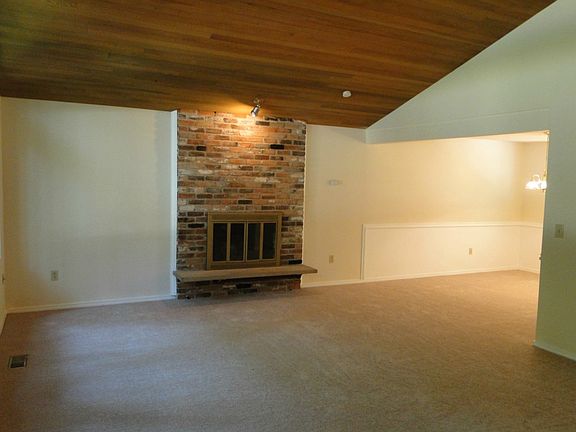 2nd image of 25270 SE Mirrormont Way
