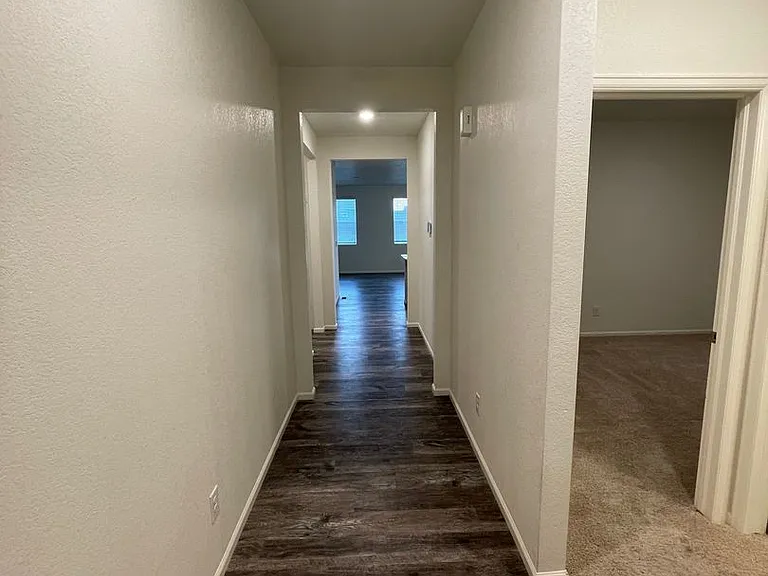 1576 Clarendon Dr — Photo 12