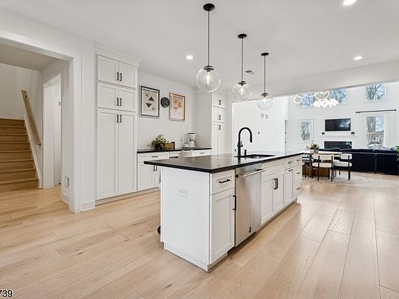 3rd image of 27 Brambling Rd