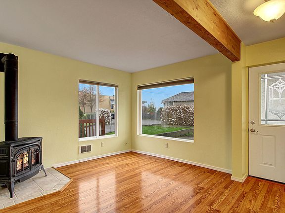 3rd image of 4020 Priest Point Dr NE