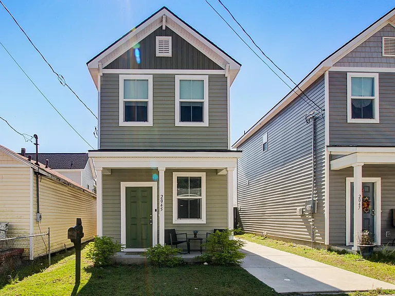 2045 Arbutus Ave — Photo 2