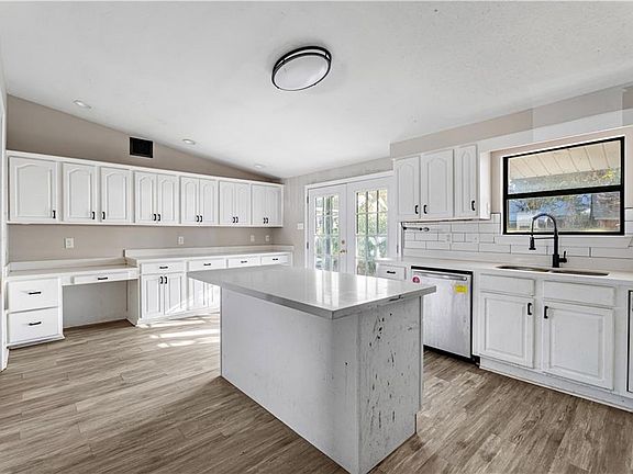 4th image of 27 Canberra Ct