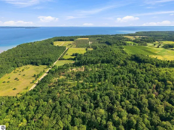 18502 Peninsula Dr, Traverse City, MI 49686