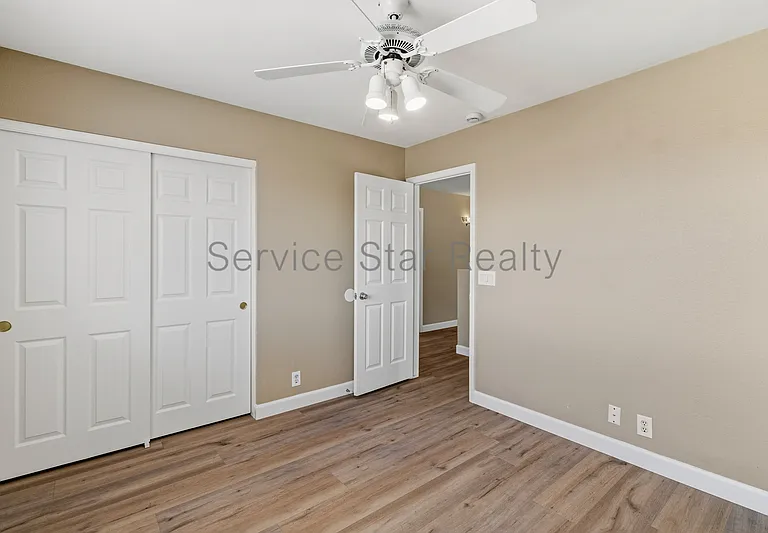 2104 E Behrend Dr — Photo 17
