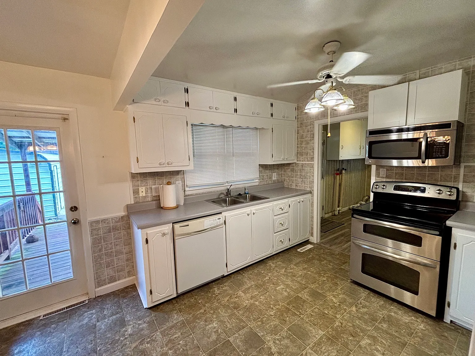 3 bed, 1288 sqft, $1,470 — Photo 2