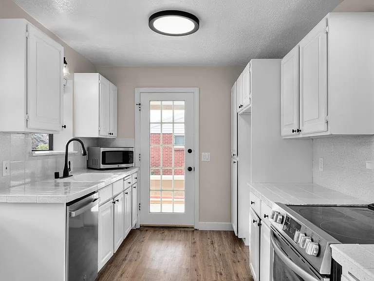 2177 E Castle Hill Ave — Photo 5