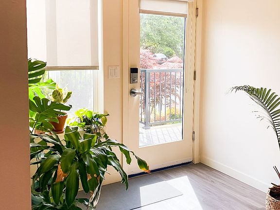 5th image of 2465 Dexter Ave N #100