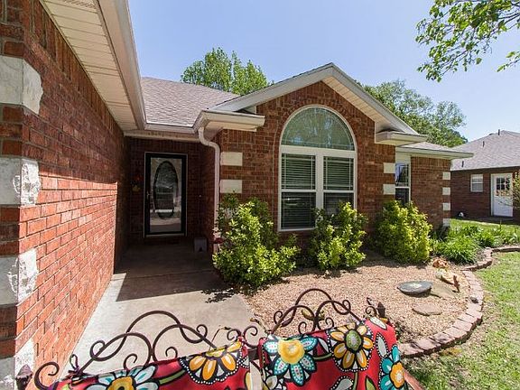 2nd image of 207 Lyndal Ln