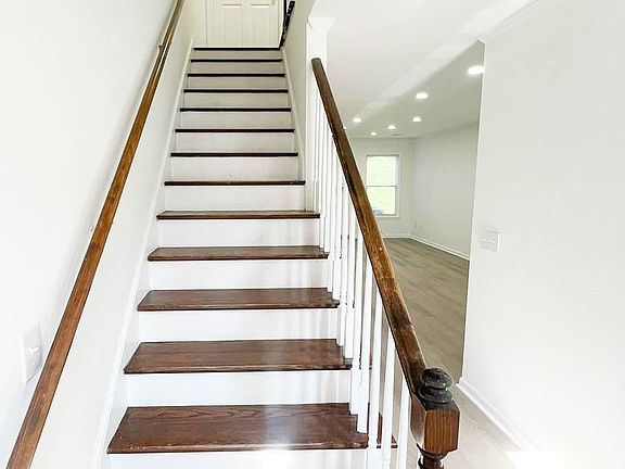 4th image of 114 Deerwood St #114