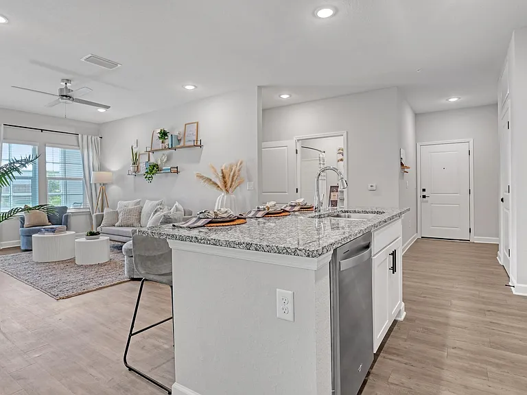 Palm Breeze Apartments — Photo 16
