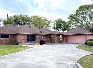 506 Houston St, Wallis, TX 77485