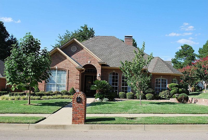 2nd image of 609 Whiteoak Ln